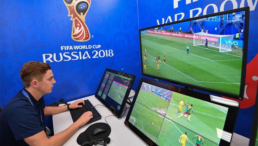 امکان جدید فیفا به مربیان برای اعتراض به تصمیمهای VAR امکان جدید فیفا به مربیان برای اعتراض به تصمیمهای VAR