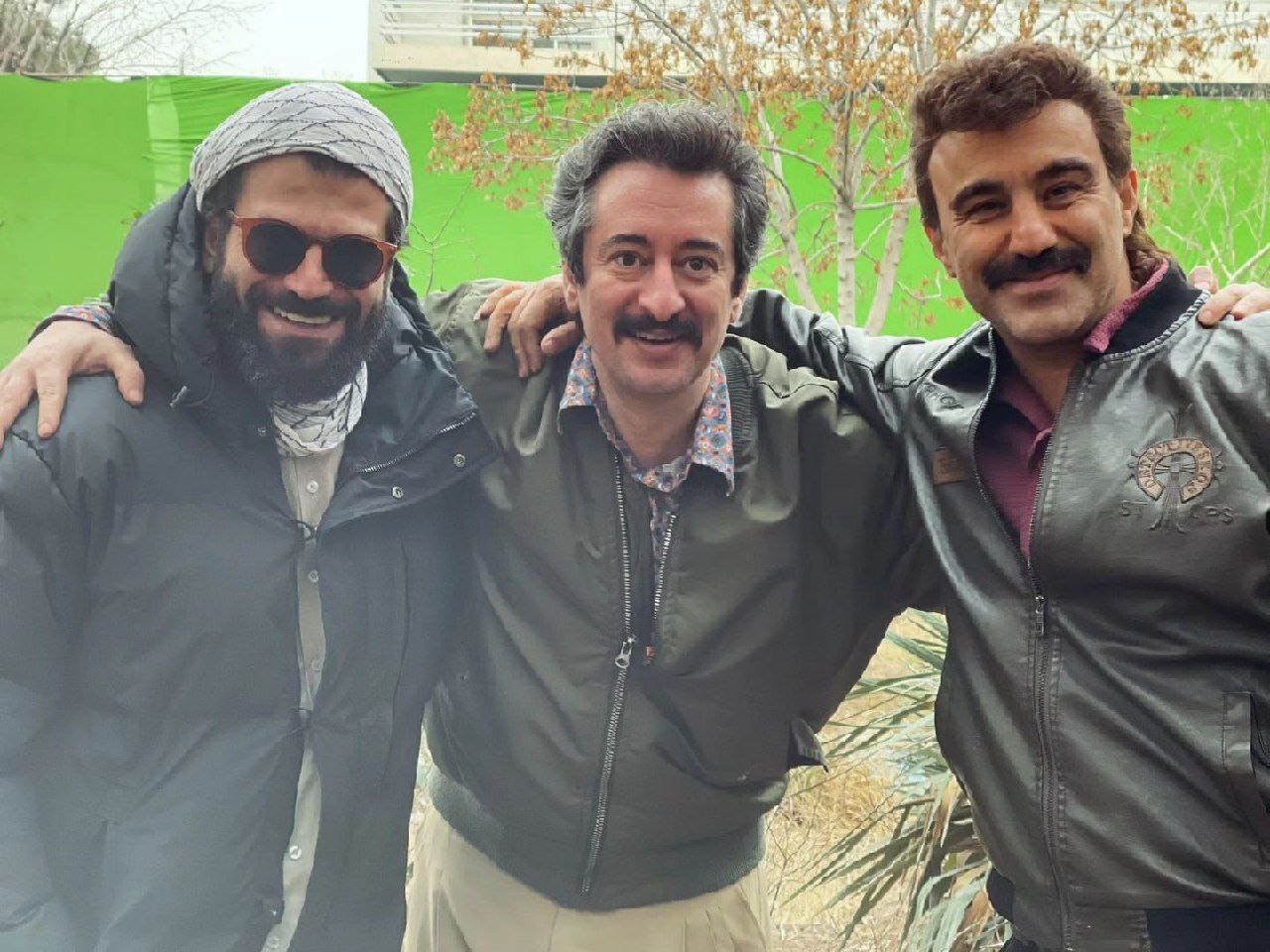 عکس| محسن تنابنده، روزبه حصاری و میسا مولوی در پشت صحنه فیلم پرمخاطب زودپز عکس| محسن تنابنده، روزبه حصاری و میسا مولوی در پشت صحنه فیلم پرمخاطب زودپز