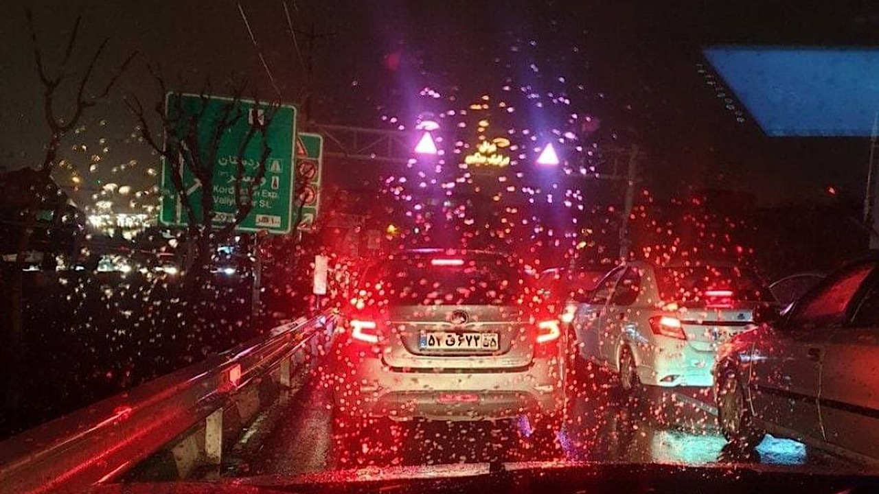 ترافیک سنگین در خروجیهای تهران/ محورهای شمالی برفی است ترافیک سنگین در خروجیهای تهران/ محورهای شمالی برفی است