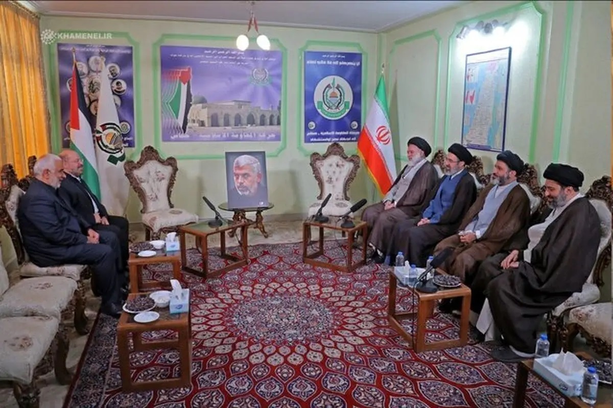 تصویری از حضور فرزندان رهبر انقلاب در دفتر حماس در تهران تصویری از حضور فرزندان رهبر انقلاب در دفتر حماس در تهران