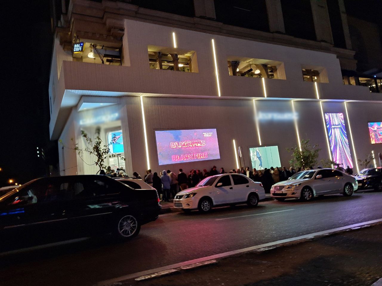 ببینید| صف عجیب مردم برای خرید بلک فرایدی در تهران ببینید| صف عجیب مردم برای خرید بلک فرایدی در تهران