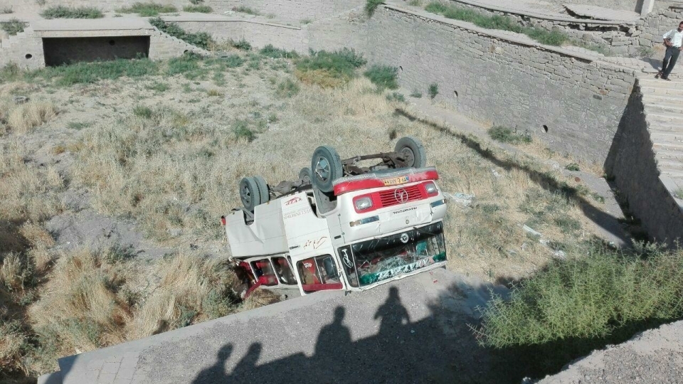 ببینید| سقوط مینیبوس در بزرگراه خرازی ببینید| سقوط مینیبوس در بزرگراه خرازی