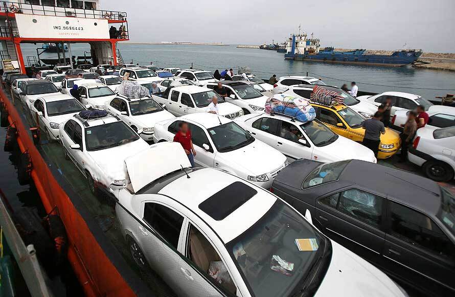 ببینید| صفکشیدن خودروها برای ورود به کیش ببینید| صفکشیدن خودروها برای ورود به کیش