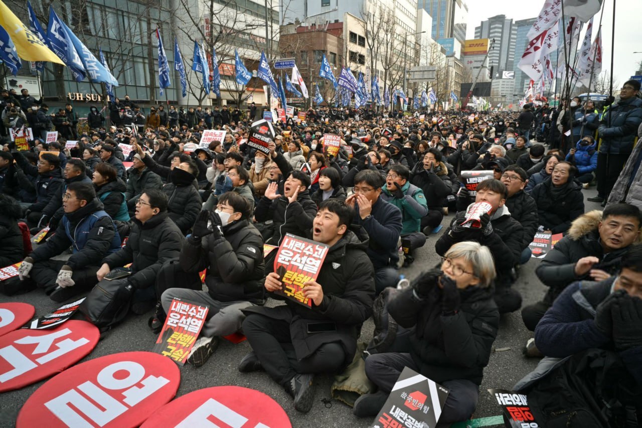 عذرخواهی دیرهنگام رئیس جمهور کره جنوبی | تجمع مردم برای محاکمه یون + عکس عذرخواهی دیرهنگام رئیس جمهور کره جنوبی | تجمع مردم برای محاکمه یون + عکس