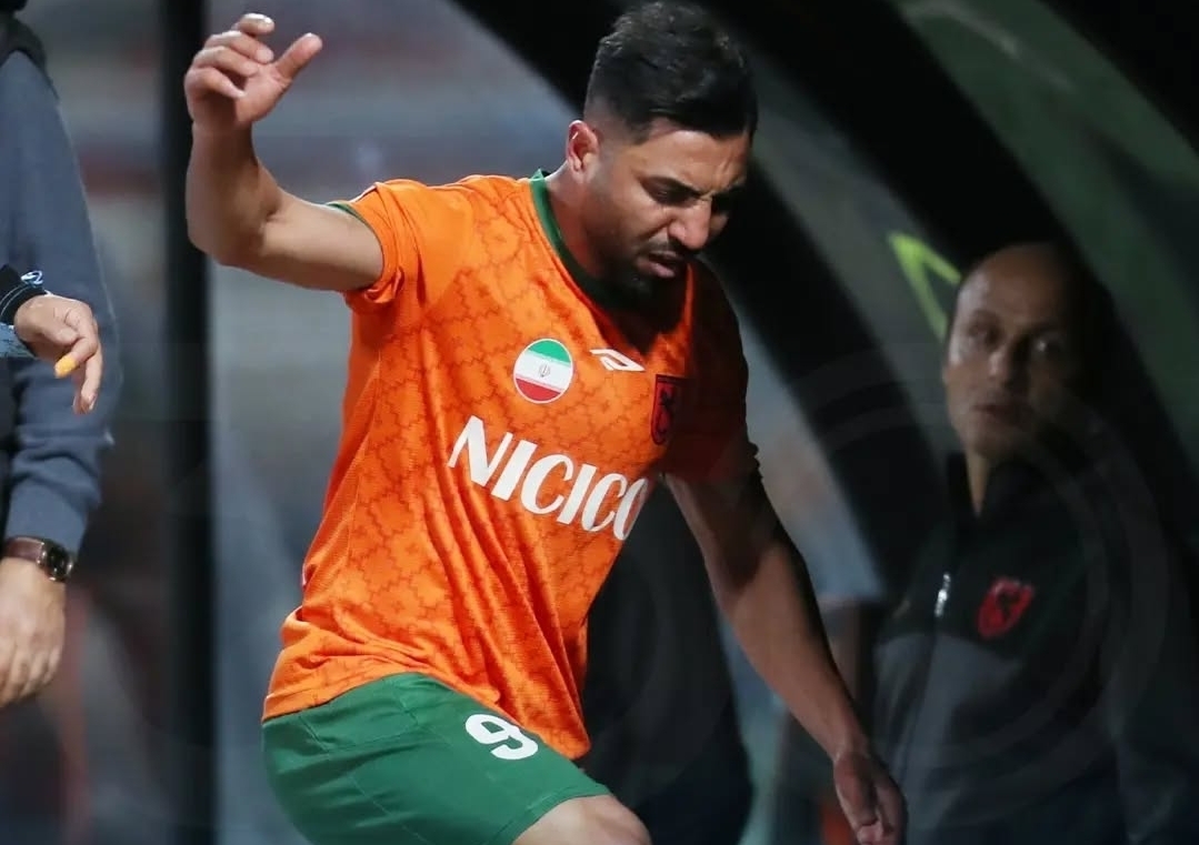 ببینید| لحظه عجیب مصدومیت بازیکن مس توسط هم تیمی اش! ببینید| لحظه عجیب مصدومیت بازیکن مس توسط هم تیمی اش!