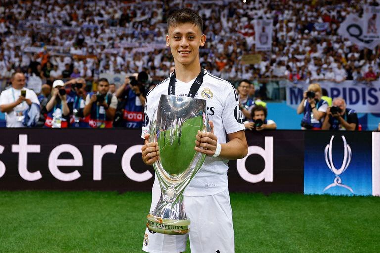 رکورد شکنی آردا گولر با یک حرکت عجیب در ثانیه اول بازی رئال مادرید رکورد شکنی آردا گولر با یک حرکت عجیب در ثانیه اول بازی رئال مادرید