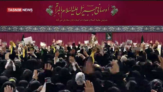 ورود رهبری به حسینیه امام خمینی و آغاز دیدار با زنان و دختران ورود رهبری به حسینیه امام خمینی و آغاز دیدار با زنان و دختران