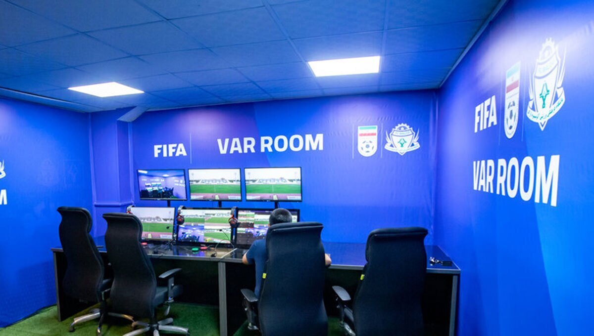 ببینید| فضای شوخی و خنده در اتاق VAR نساجی - خیبر! ببینید| فضای شوخی و خنده در اتاق VAR نساجی - خیبر!