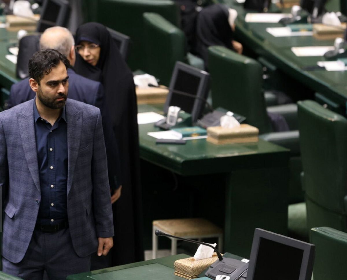 استفاده ثابتی از تریبون مجلس برای تکرار یک ادعای جنجالی؛ من خودم دیدم بتنها را! استفاده ثابتی از تریبون مجلس برای تکرار یک ادعای جنجالی؛ من خودم دیدم بتنها را!