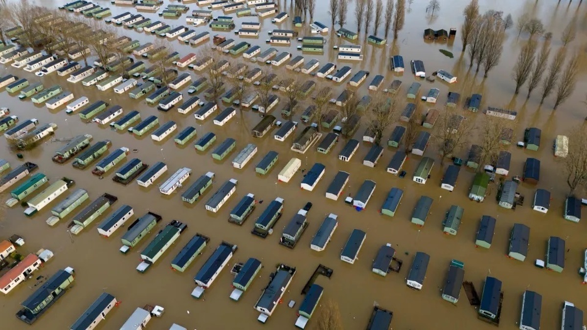 ببینید| بارش باران خیابانهای انگلیس را به رودخانه تبدیل کرد ببینید| بارش باران خیابانهای انگلیس را به رودخانه تبدیل کرد