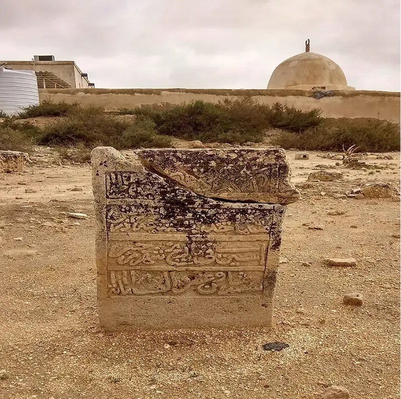 قاچاق سنگ قبر‌های قدیمی به قطر صحت دارد؟ | مدیر میراث فرهنگی قشم: اطلاعی ندارم