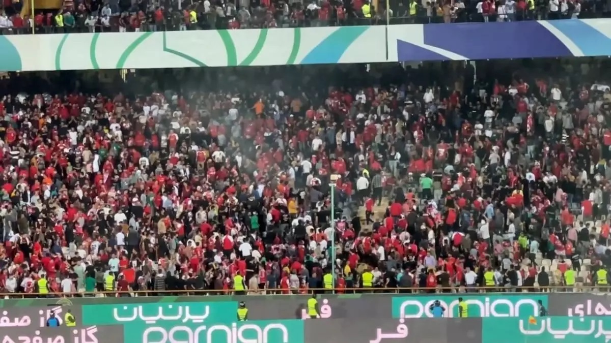 ببینید | تشویق عابدزاده توسط هواداران پرسپولیس در کنایه به بیرانوند