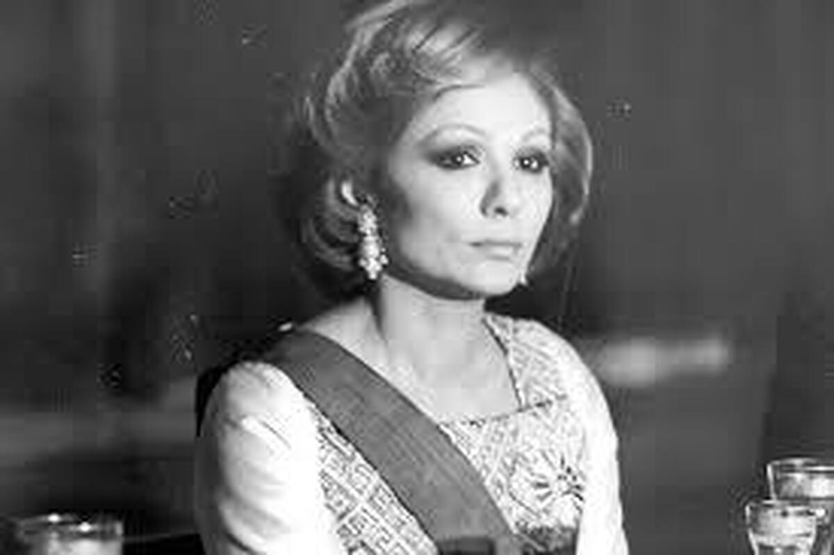 تصویری از ملکه الیزابت و فرح در کاخ باکینگهام؛ سال ۵۴