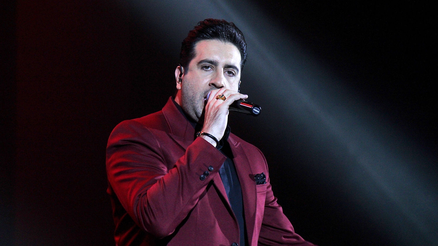 ببینید| رقصِ سفیر عربستان در کنسرت امید حاجیلی!