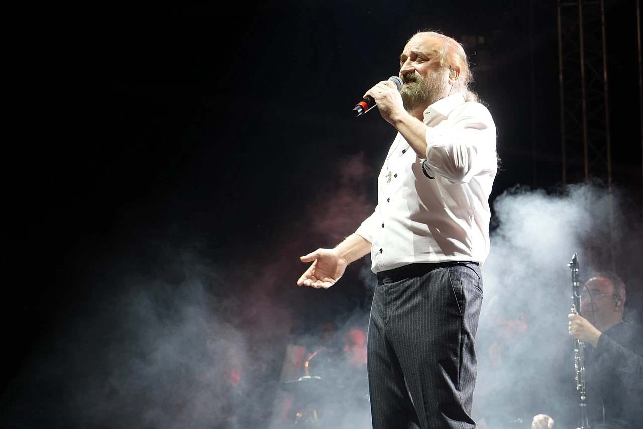 ببینید| مرگ ناگهانی خواننده ترکیه‌ای حین اجرا در کنسرت