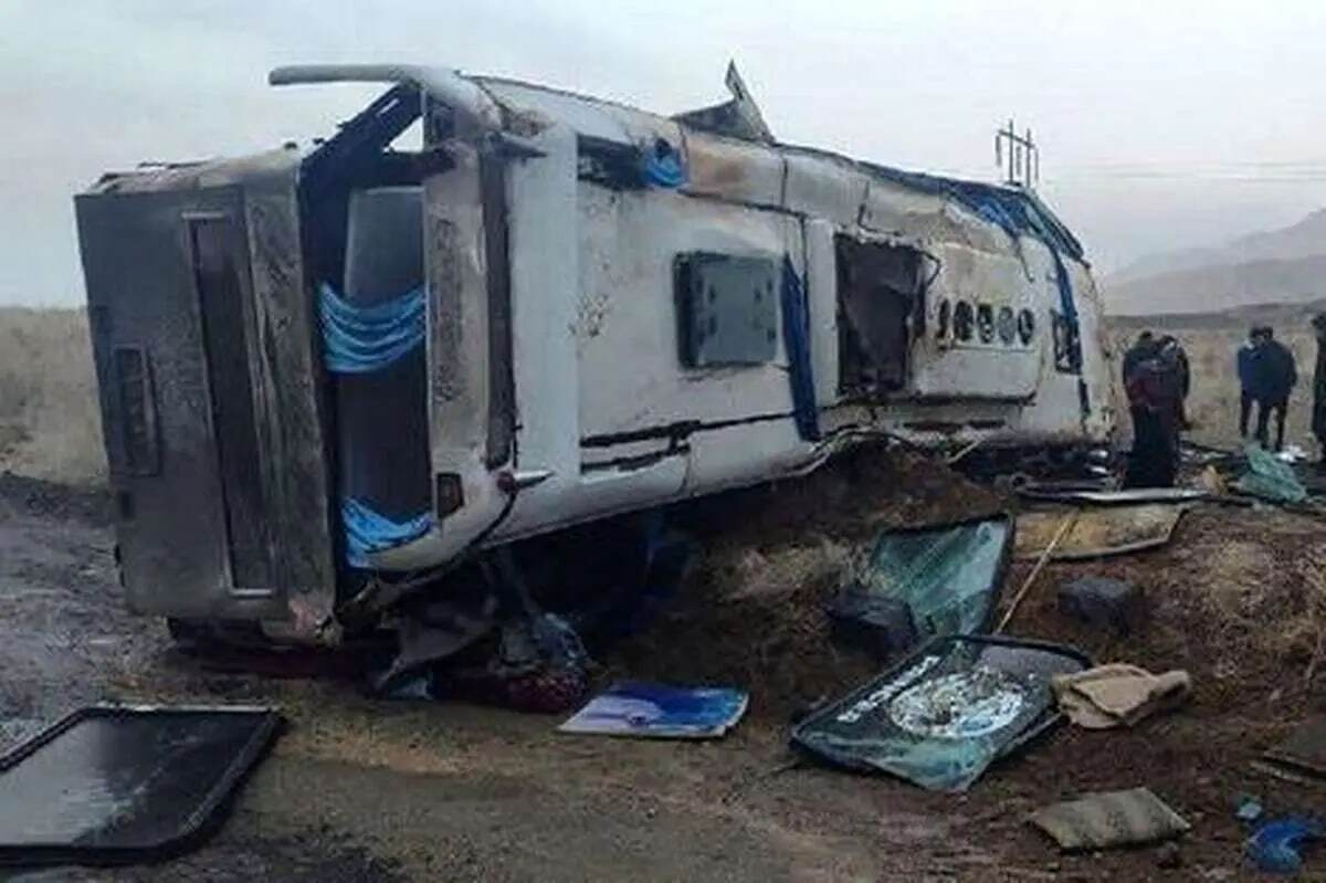 بی‌توجهی به قوانین و نقص فنی / واژگونی اتوبوس کرمان-مشهد جان ۱۴ نفر را گرفت