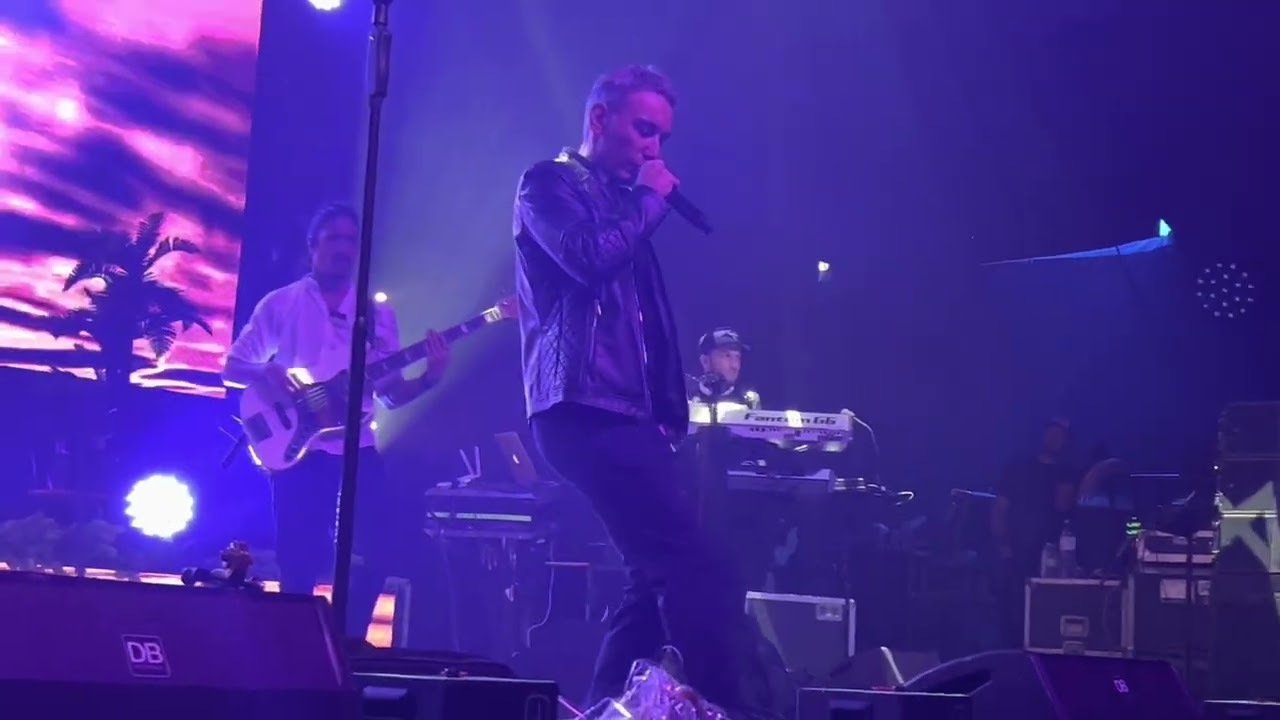 ببینید|  اجراى فاجعه شادمهر عقيلى در كنسرت آنتاليا