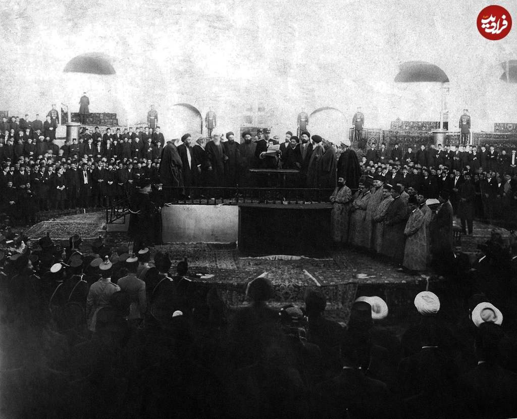 عکسی از رضاخان در مراسم سوگند پادشاهی در مجلس موسسان؛ ۲۴ آذر ۱۳۰۴ عکسی از رضاخان در مراسم سوگند پادشاهی در مجلس موسسان؛ ۲۴ آذر ۱۳۰۴