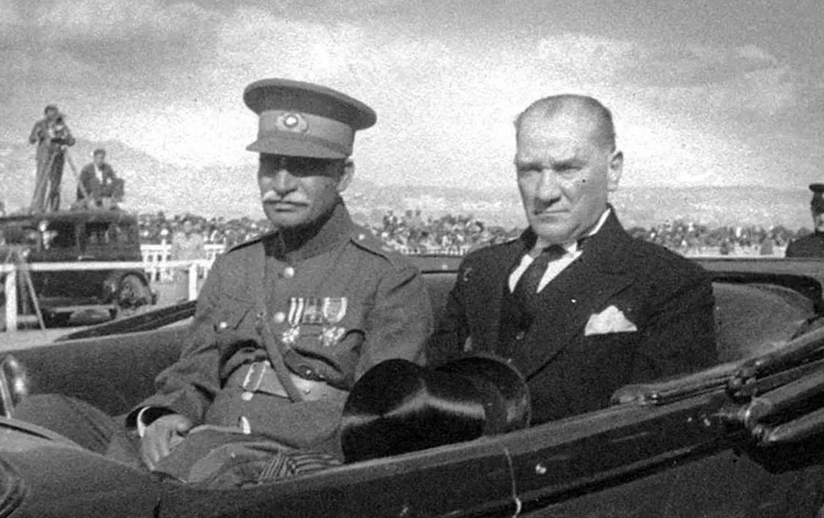 عکس زیرخاکی از رضاشاه و محمدرضا پهلوی در حال افتتاح تونل کندوان