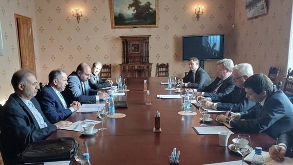 رایزنی تخت‌روانچی با همتای روس در مسکو