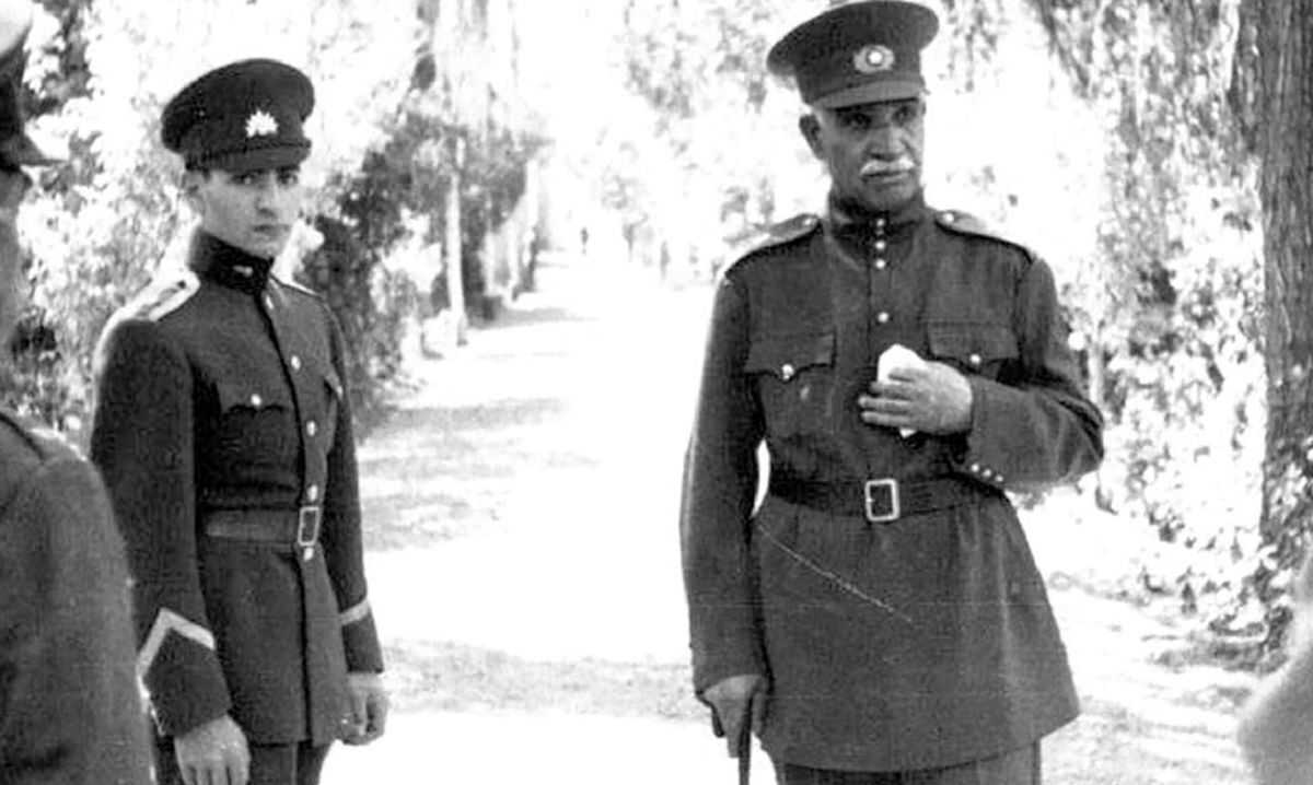 بازدید رضاخان و محمدرضا پهلوی از کارخانه هواپیماسازی شهباز +عکس