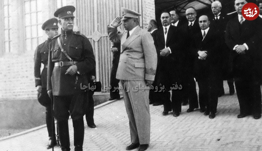 بازدید رضاخان و محمدرضا پهلوی از کارخانه هواپیماسازی شهباز +عکس