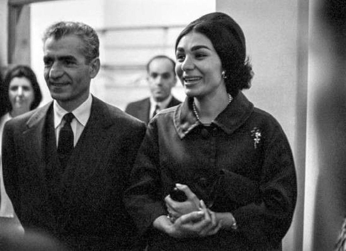 عکسی از محمدرضا پهلوی و فرح در فرودگاه رُم؛ سال ۴۹
