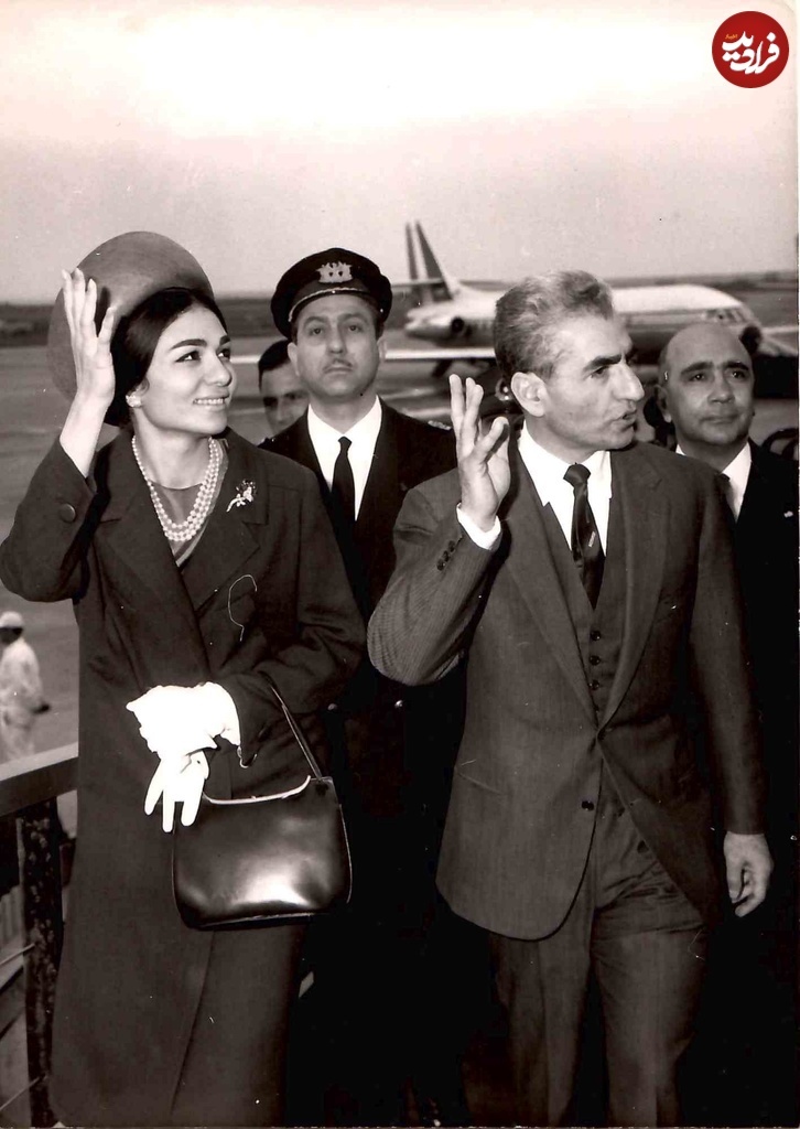 عکسی از محمدرضا پهلوی و فرح در فرودگاه رُم؛ سال ۴۹