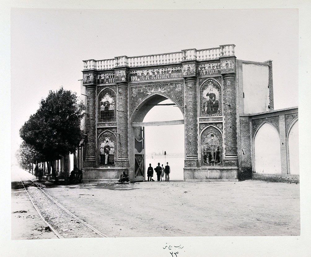 عکس دیدنی از سر در باغ ملی در دوره قاجار