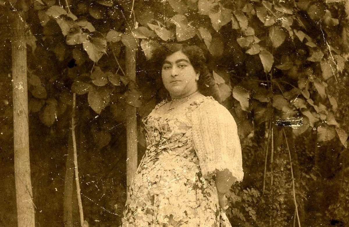 تصویری از دوچرخه سواری دختر ناصرالدین شاه در دهه ۱۲۸۰