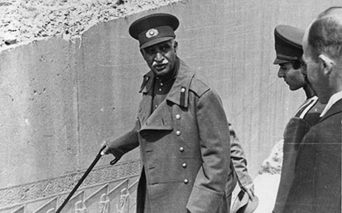 رضاخان و محمدرضا پهلوی در حرم حضرت معصومه؛ سال ۱۳۱۴ +عکس