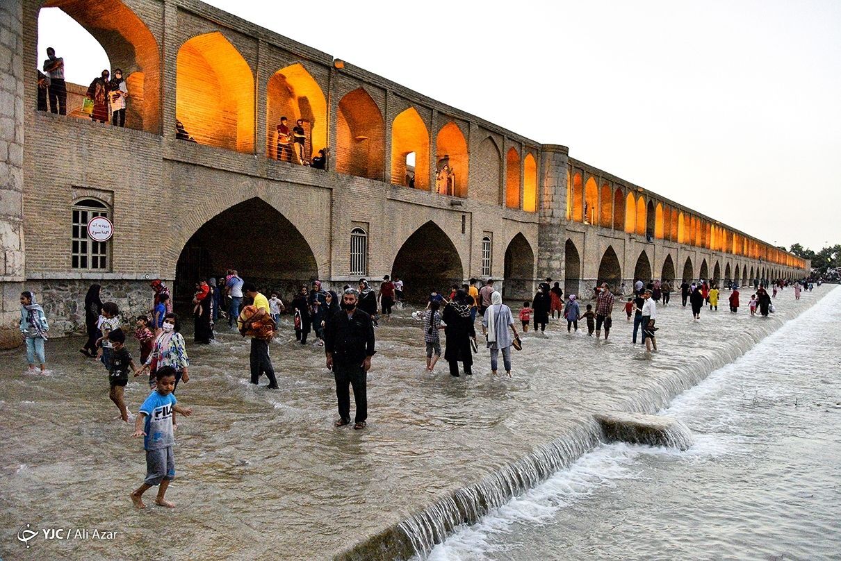 ببینید| خوشحالی مردم اصفهان از جاری شدن زاینده‌رود
