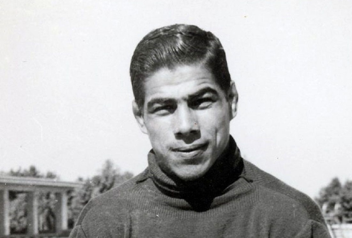 تختی در حال دریافت مدال از محمدرضا پهلوی در سال ۱۳۳۶ + عکس