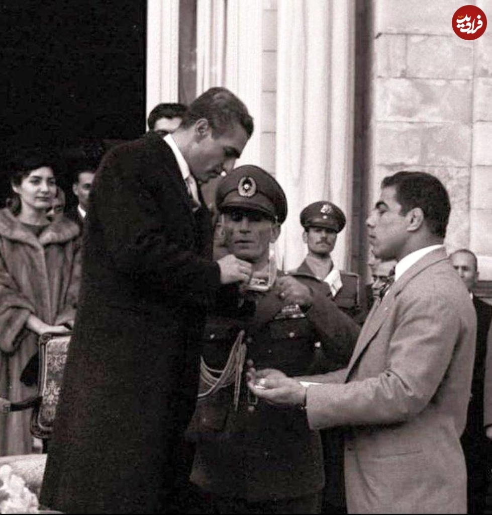 تختی در حال دریافت مدال از محمدرضا پهلوی در سال ۱۳۳۶ + عکس