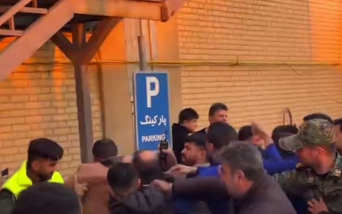 ببینید| درگیری فیزیکی شدید بین اعضای ملوان و هوادار! 