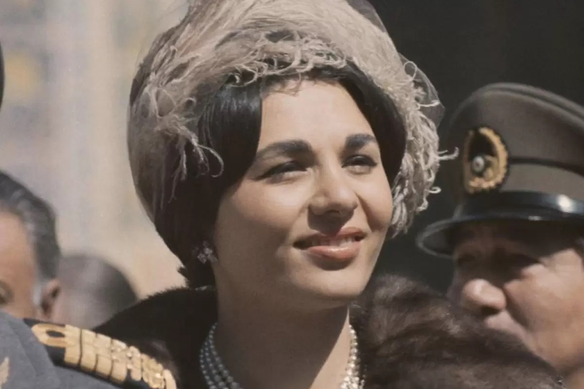 تصویری از فرح در حال درآوردن نان از تنور در یک روستا