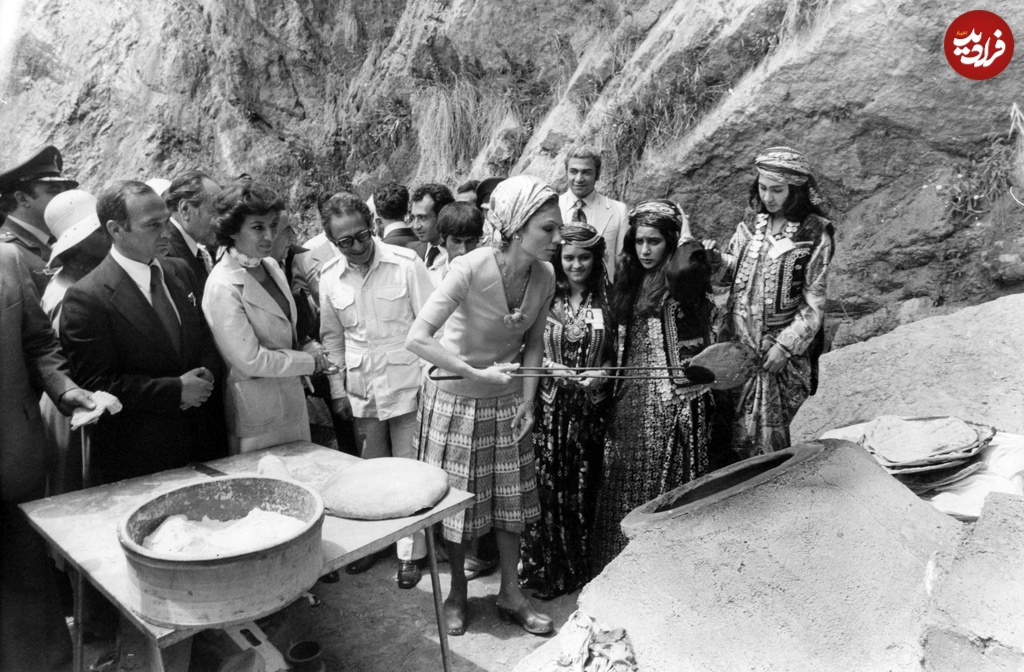 تصویری از فرح در حال درآوردن نان از تنور در یک روستا