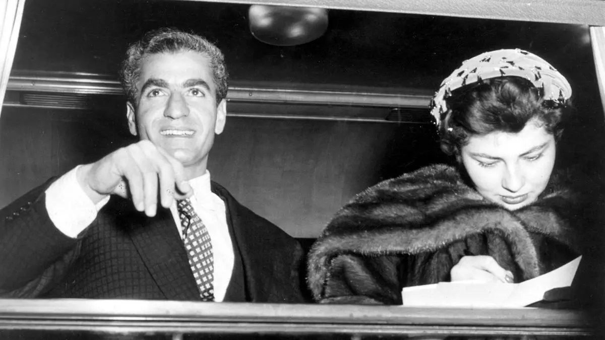 پیاده‌روی ثریا و محمدرضا پهلوی در میامی آمریکا +عکس