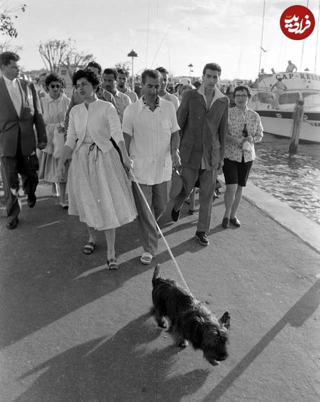 پیاده‌روی ثریا و محمدرضا پهلوی در میامی آمریکا +عکس