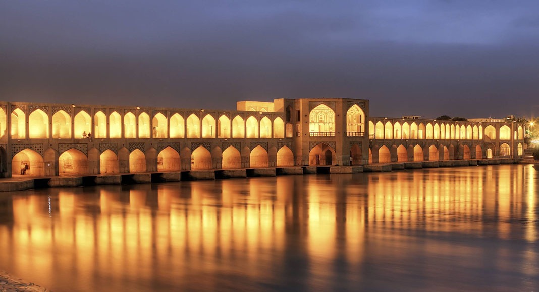 تخریب چهره تاریخی سی‌وسه‌پل به دست دیوارنویس‌ها