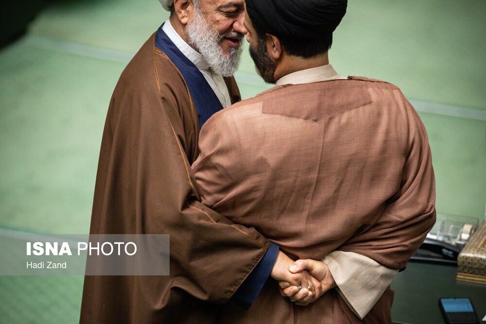 حاشیههای امروز مجلس؛ از تست قندخون تا اینستاگرام گردی! +عکس حاشیههای امروز مجلس؛ از تست قندخون تا اینستاگرام گردی! +عکس