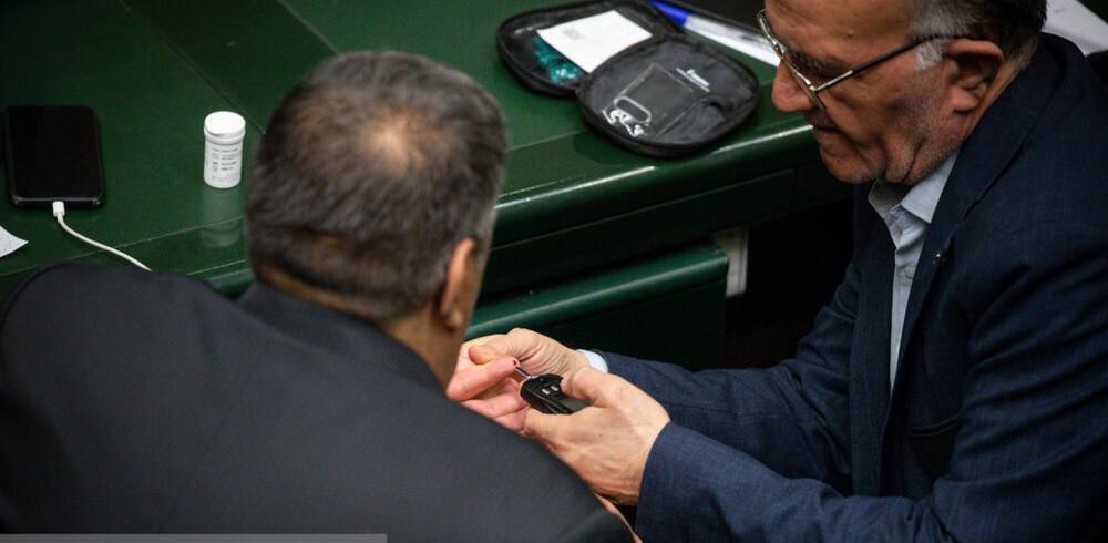 حاشیههای امروز مجلس؛ از تست قندخون تا اینستاگرام گردی! +عکس حاشیههای امروز مجلس؛ از تست قندخون تا اینستاگرام گردی! +عکس