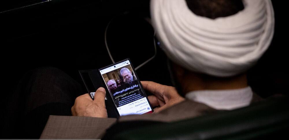 حاشیههای امروز مجلس؛ از تست قندخون تا اینستاگرام گردی! +عکس حاشیههای امروز مجلس؛ از تست قندخون تا اینستاگرام گردی! +عکس