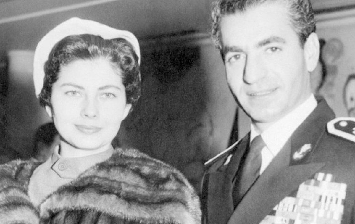 محمدرضا پهلوی در حال بدرقه ثریا برای سفر سوئیس در سال ۱۳۳۰ +عکس