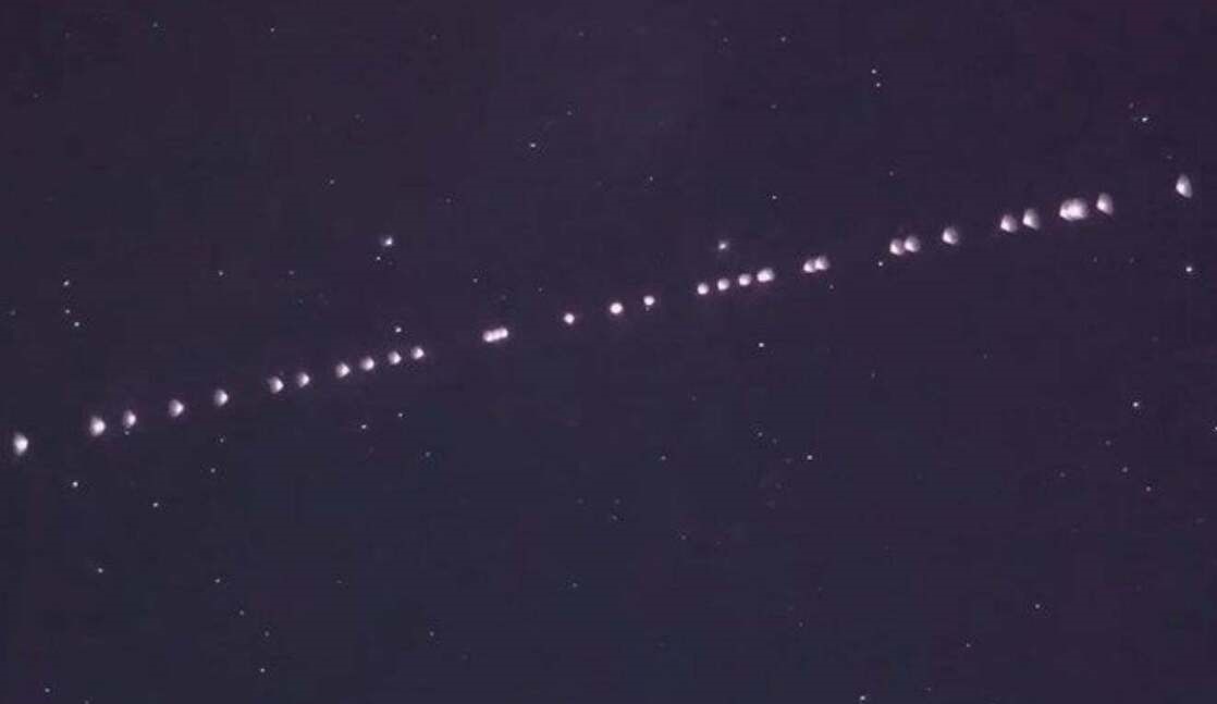 ببینید| رقص نور ماهواره‌های استارلینک در آسمان تبریز