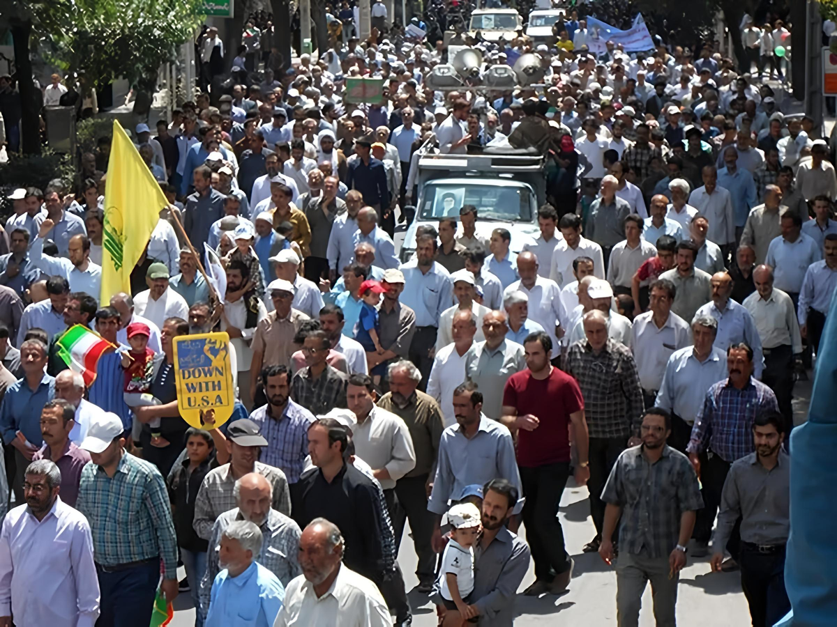 روزنامه جوان: ادعای بدبین شدن مردم به «آخوندها» غلط است، چون مردم نوروز به مشهد رفتند!