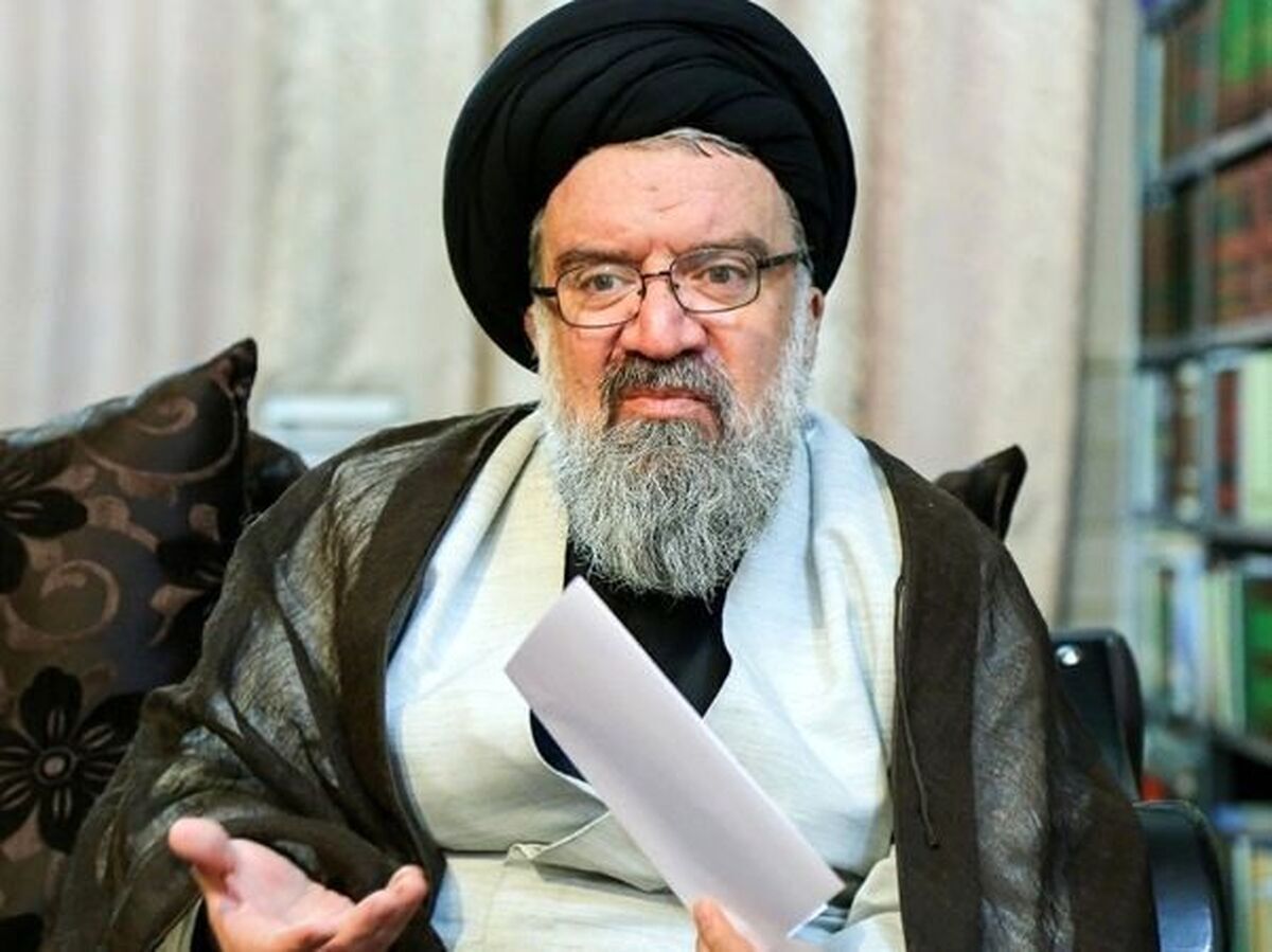 احمد خاتمی: تا وقتی آمریکا آدم نشده است، باید شعار مرگ بر آمریکا سر بدهیم