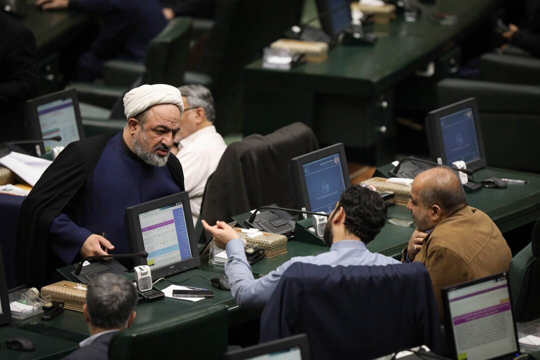 رسایی: از این مذاکرات هم رفع تحریم در نمی‌آید | پزشکیان با دست فرمان رهبری حرکت کند