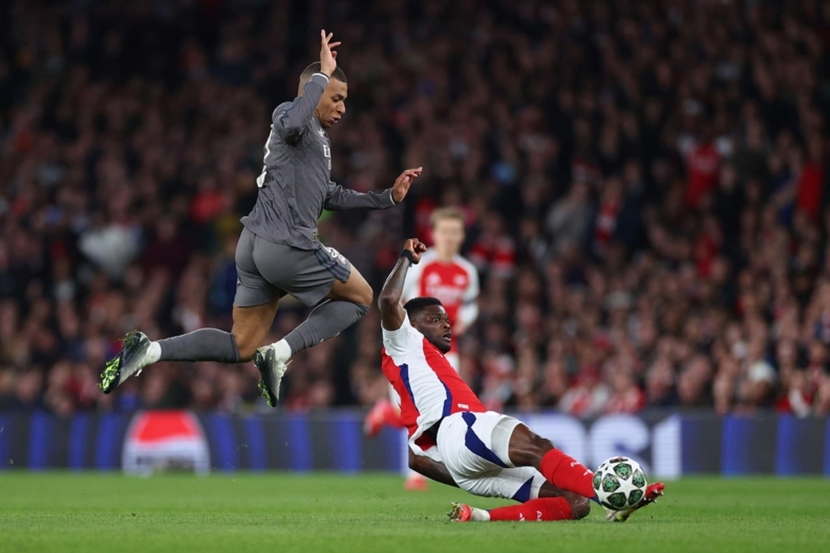 ببنید| خلاصه بازی آرسنال و رئال مادرید با صدای عادل فردوسی‌پور