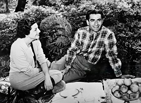 محمدرضا پهلوی به همراه ملکه ثریا، همسر محبوبش